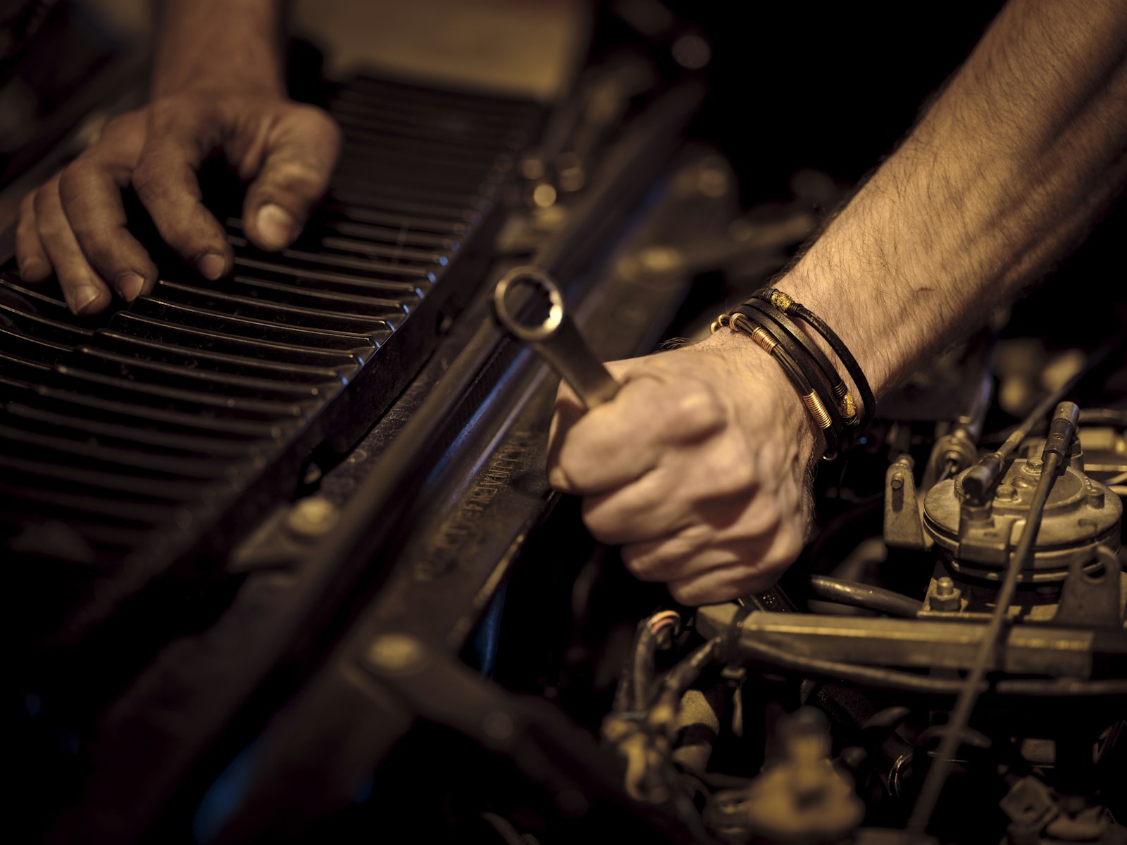 Monteur aan het werk aan een automotor