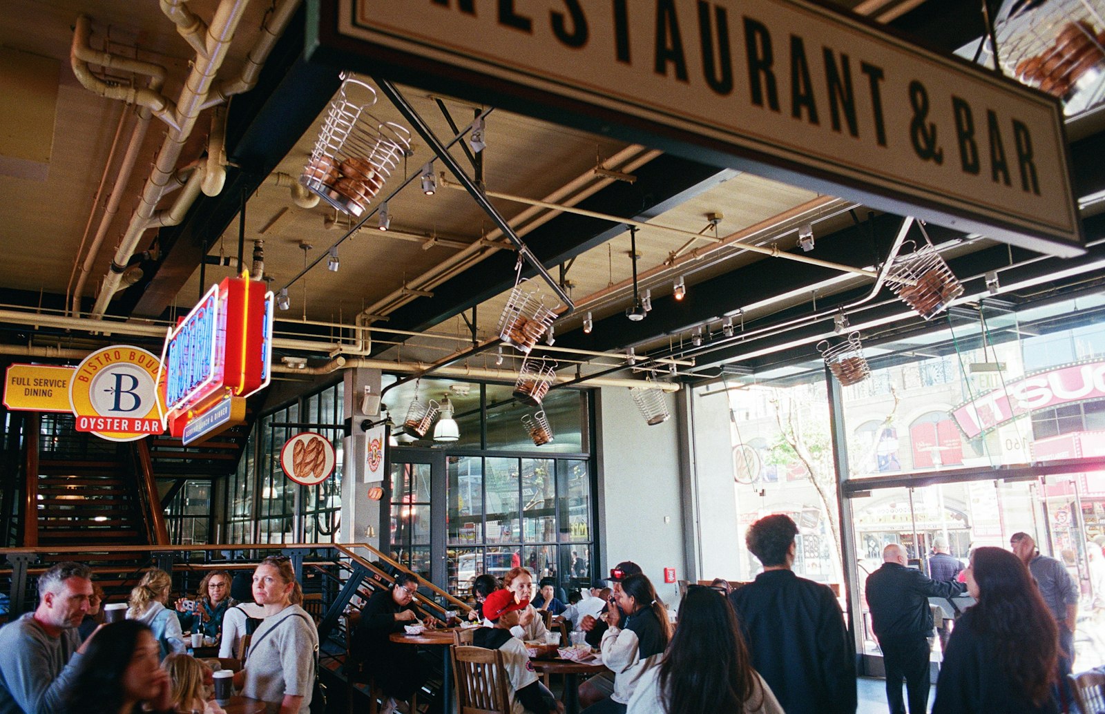 Gasten in een drukke restaurantbar
